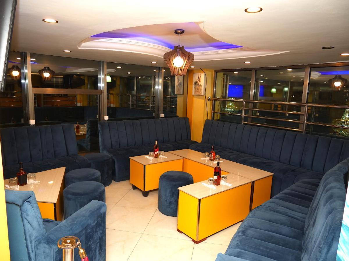 Marriot Metropolitan Hotel Douala Bagian luar foto